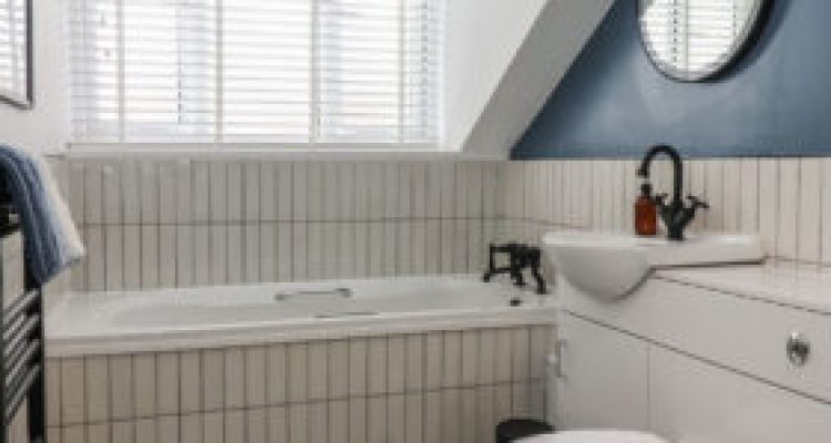 CORAL-VILLA-TOP-FLOOR-FRONT-BEDROOM-ENSUITE-280x280