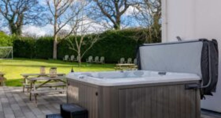 CurbProperties_TheChase_HotTub-28-280x280